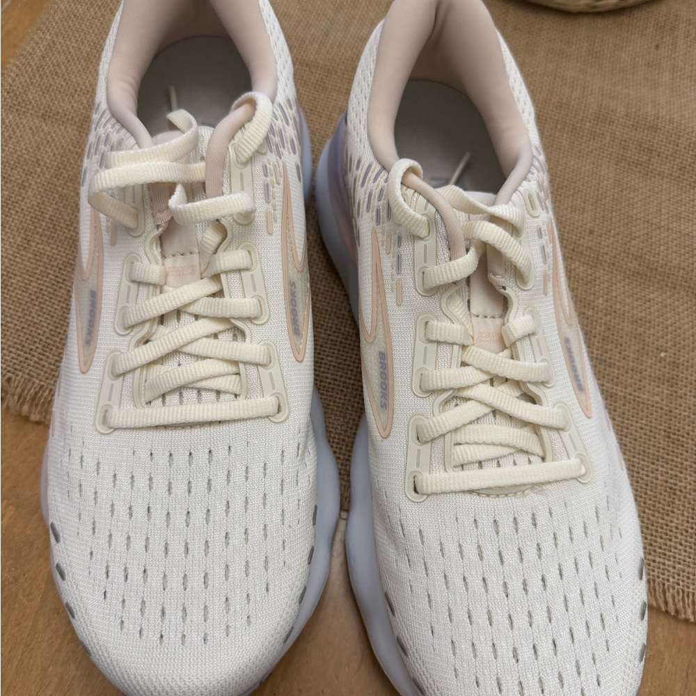 Brooks Women's Sneakers - White and Peach